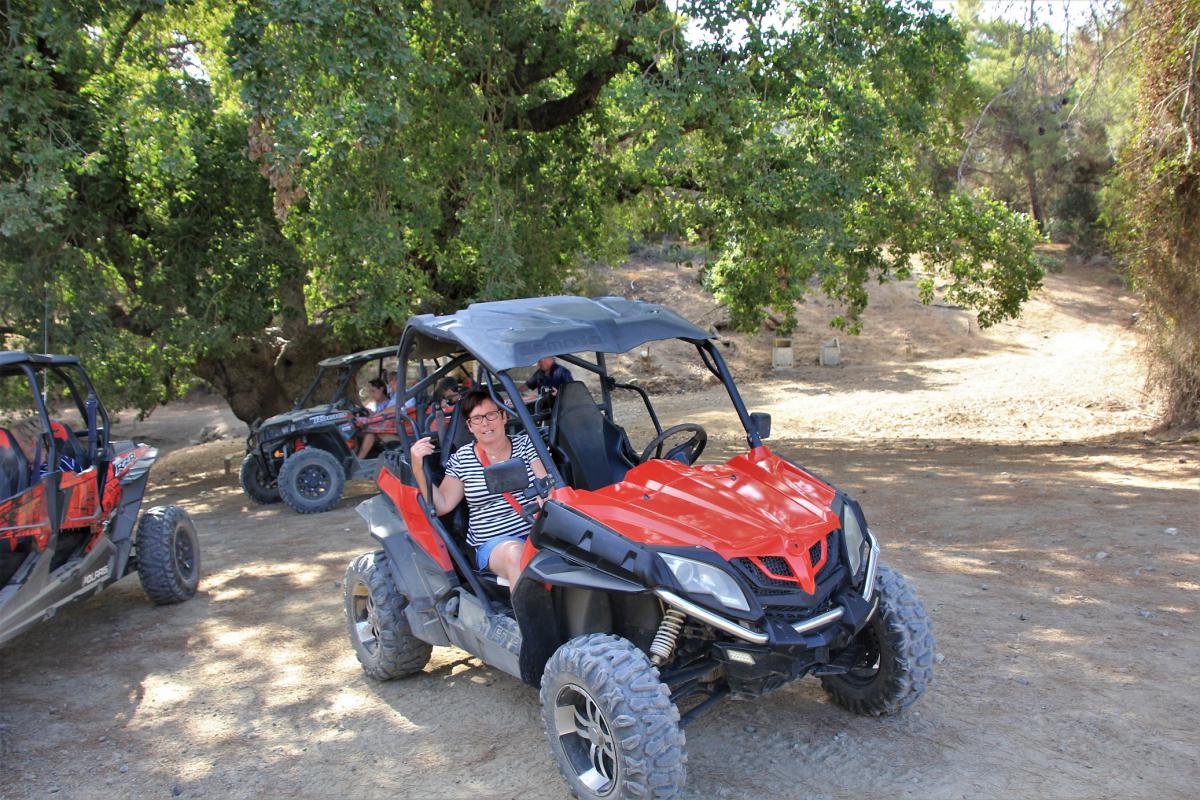 De vrouw van Jozef poseert in een quad.