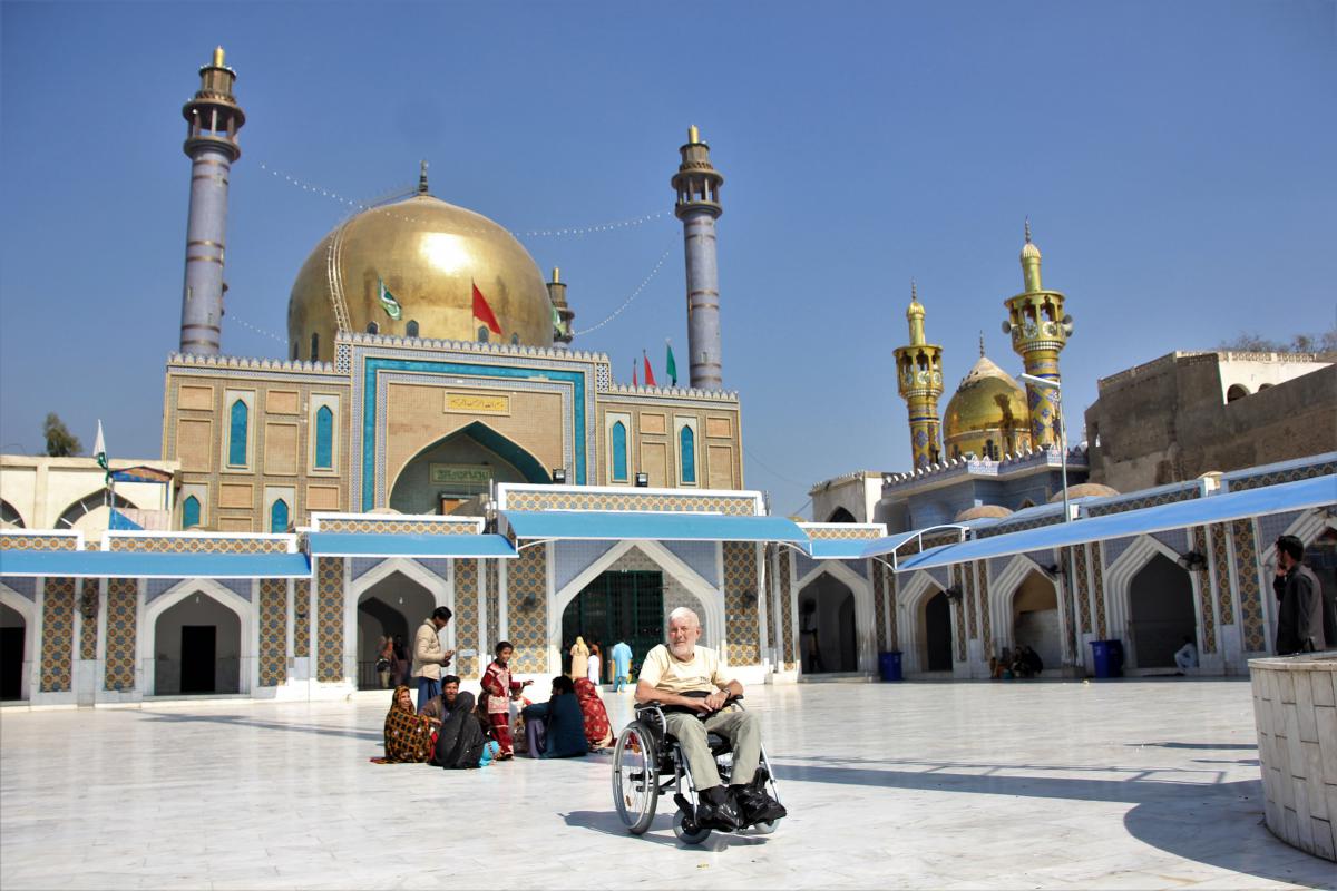 Rolstoeler Jozef bij het graf van Lal Shahbaz Qalandar.