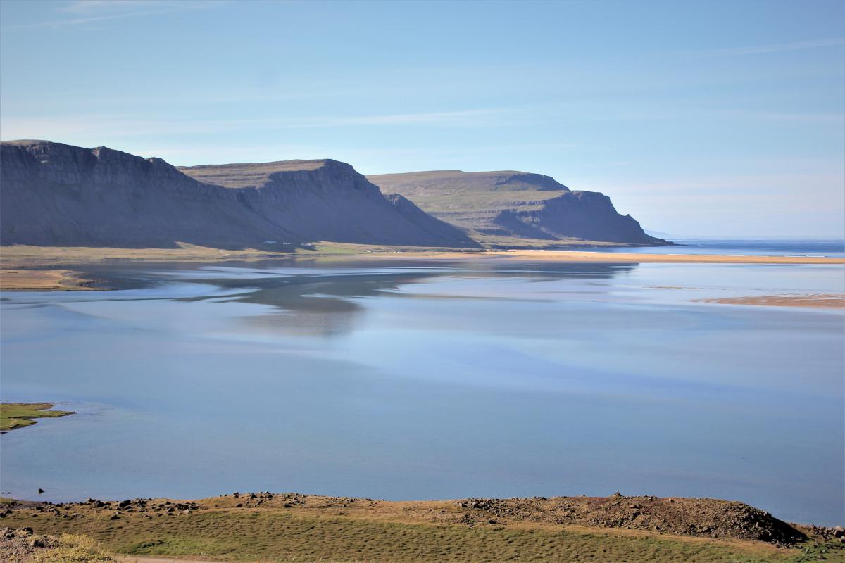 Smal strand langs de rotsen aan de kust.