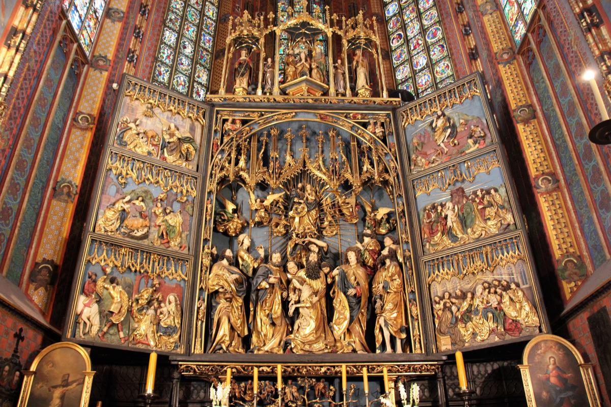 Rijkelijk versierd retabel in de Mariakerk
