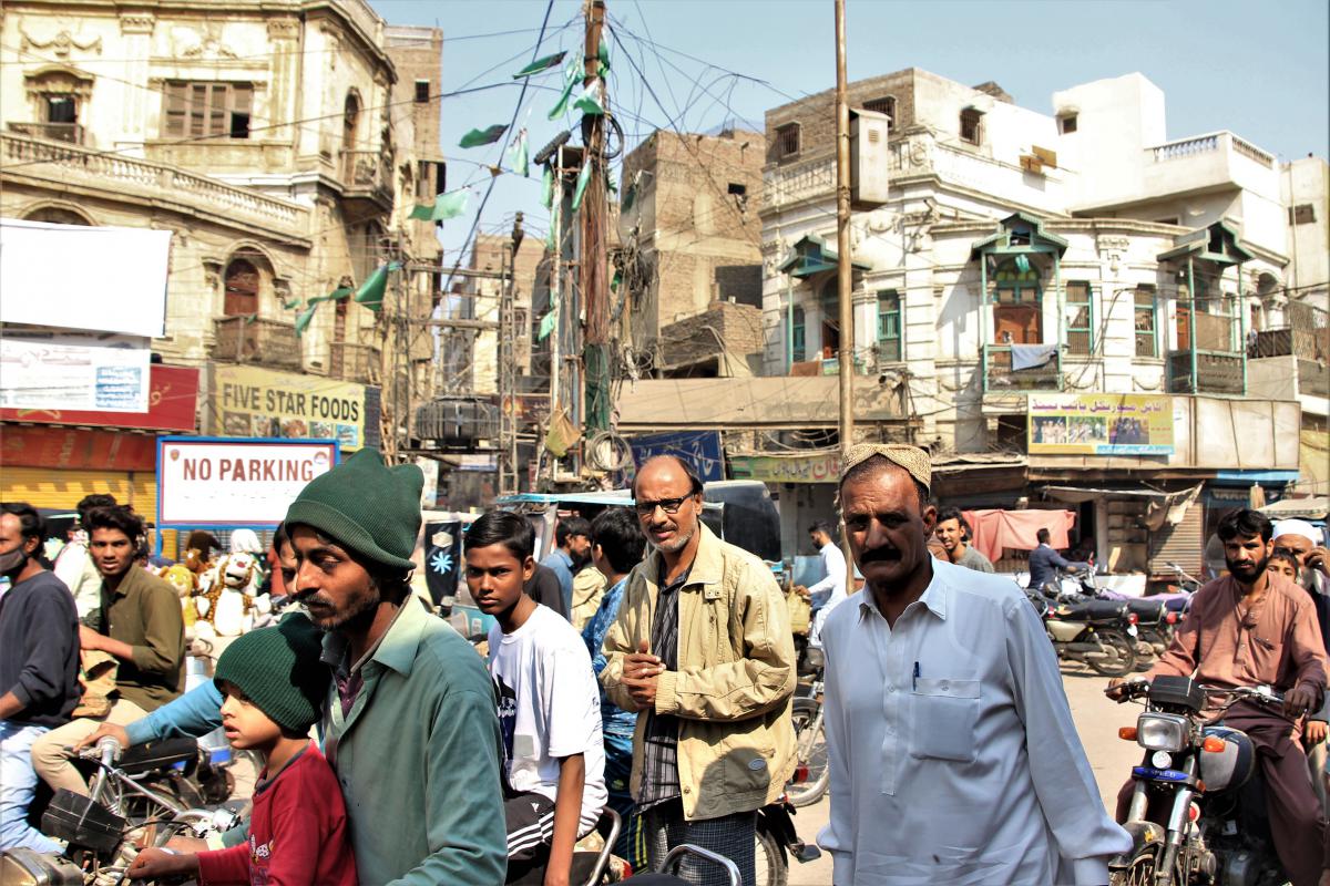 Drukte aan de ingang van Shahi Bazaar.