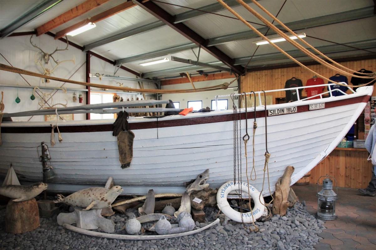 Vissersboot in het haaienmuseum.