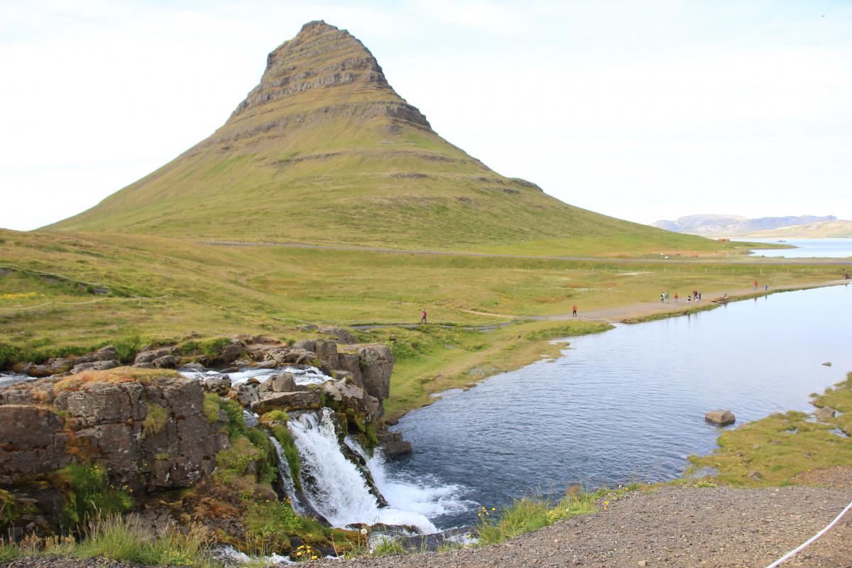 De vulkanische berg en de waterval die er ontspringt.