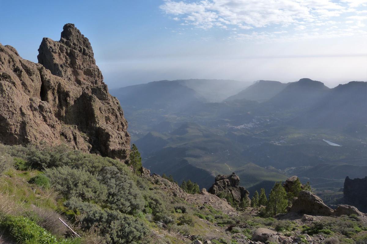 Panorama met grillige rotsen.