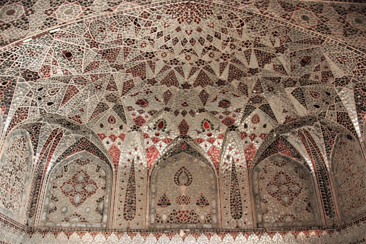 Rijkelijk met geometrische figuren versierd plafond (Sheesh Mahal moskee).