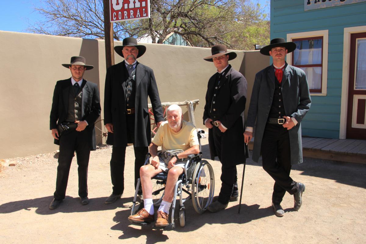 Jozef poseert met enkele van de cowboy-acteurs In Tombstone.