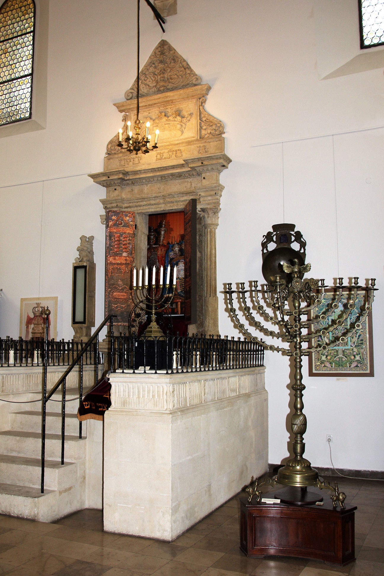 Oude synagoge - Zevenarmige kandelaar naast een trapje naar een heiligdom.