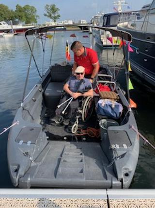 Feestelijke boot met steil hellend vlak.