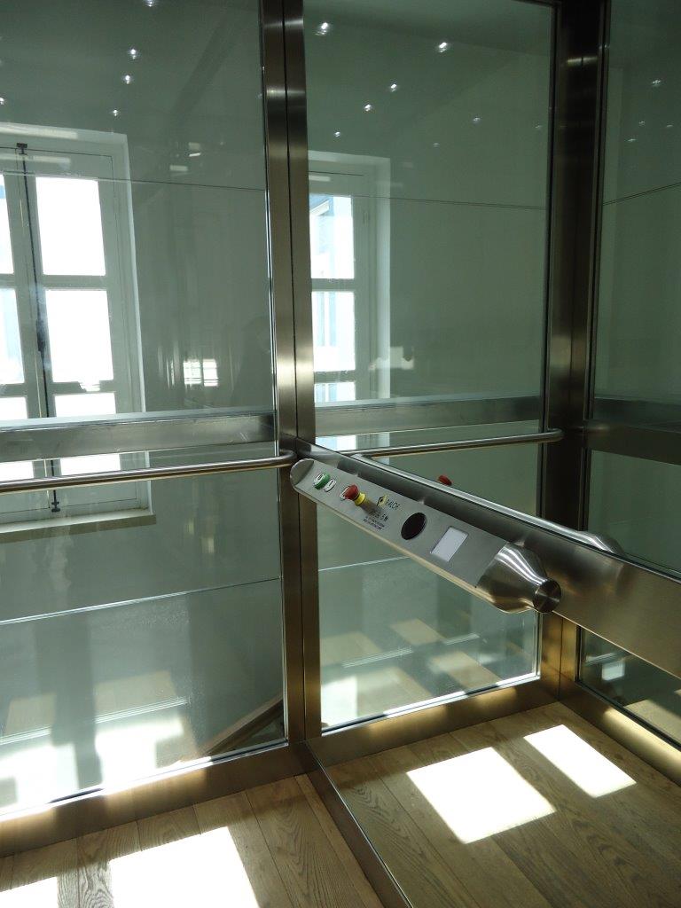 binnenkant lift met horizontale rij drukknoppen.