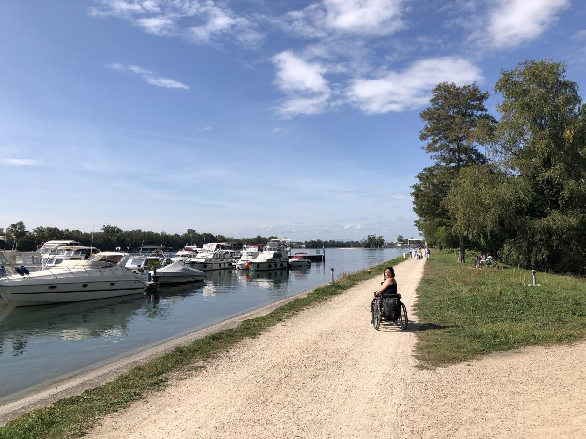 Wandelpad langs een jachthaven in de Elzas. Vanja rijdt even verderop.