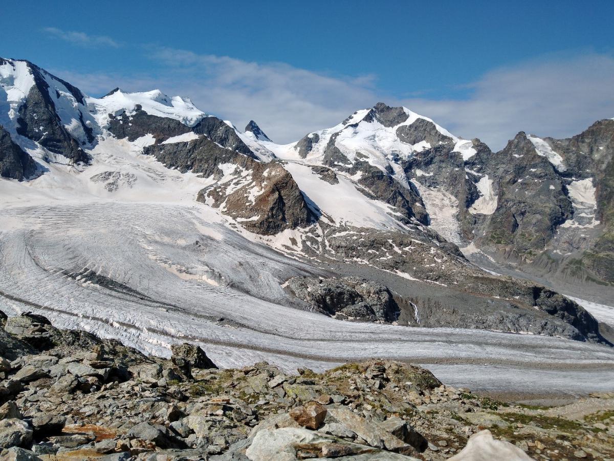 Besneeuwde bergtoppen.