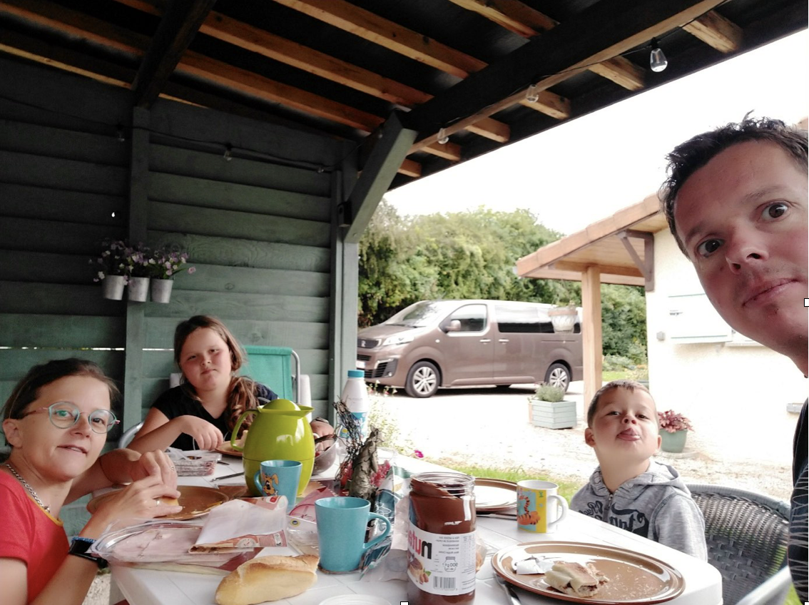 Lien en haar gezin aan de ontbijttafel.