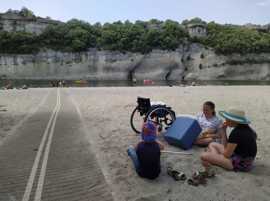 Strandplezier langs het verharde pad.