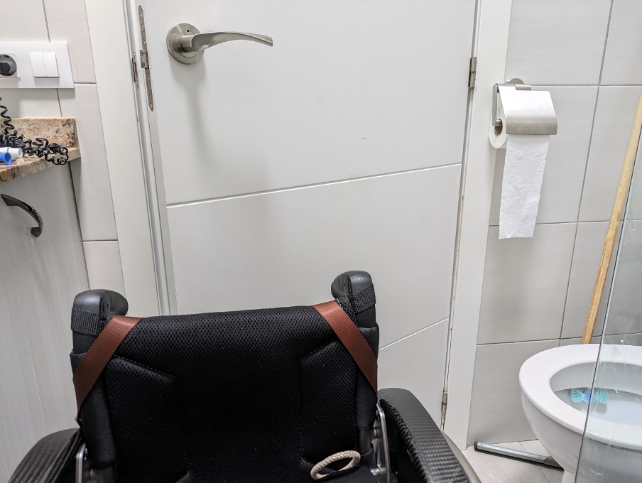 Toiletruimte. Met de rolstoel erin blijft niet veel plaats over.