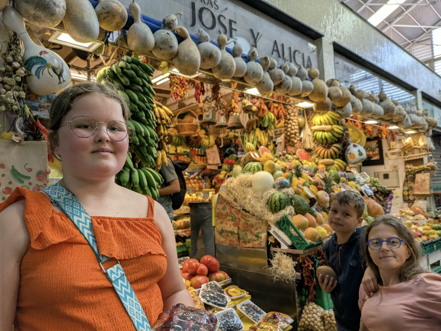 Lien en de kinderen voor een fruitkraam.