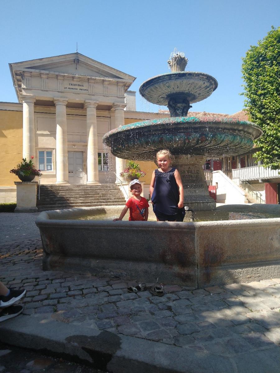 Kinderen in een fontein.