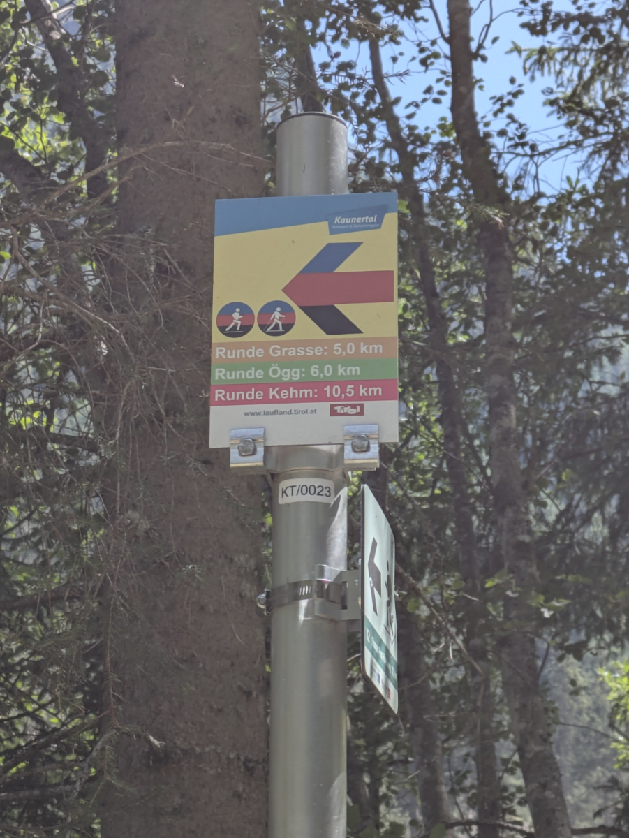 Wegwijzers voor 3 wandelingen, variërend van 5 tot 10,5 km.
