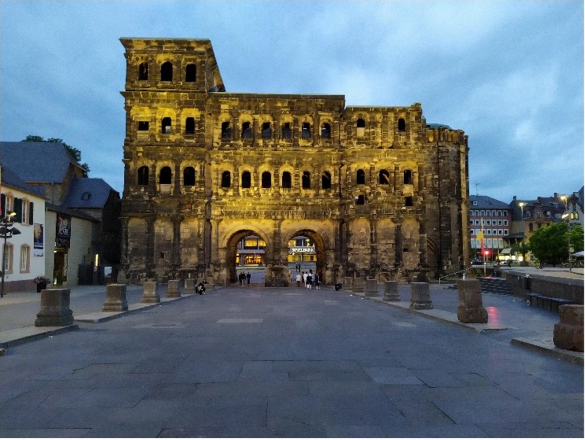 De Porta Nigra ("zwarte" poort uit de Romeinse tijd) in Trier.