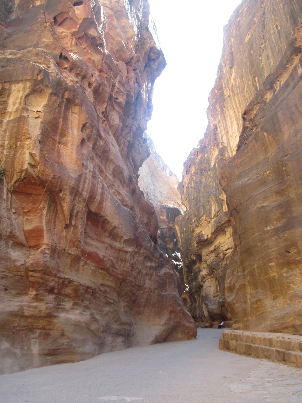 De siq is een pad tussen enorme rotswanden van makkelijk 20 meter hoog.