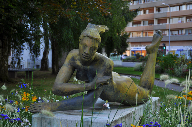 Standbeeld van een liggende vrouw in een park bij de Saar-rivier.