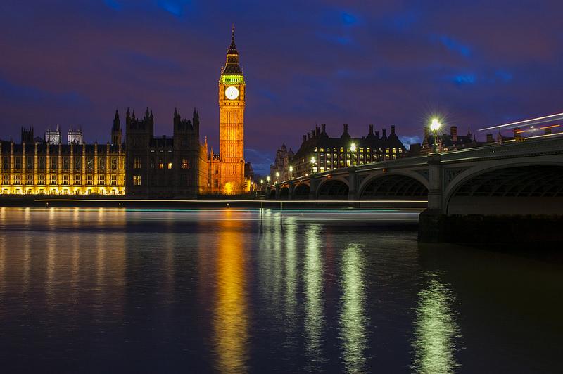 Nachtelijk Londen, met de Big Ben-toren prominent verlicht.