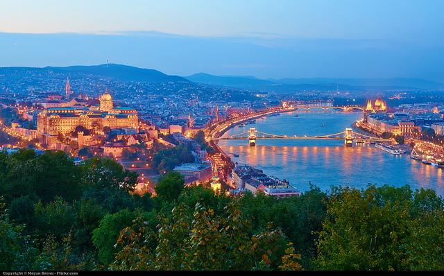 Fraai verlicht panorama over Budapest, met de bruggen over de Donau die Buda en Pest verbinden.