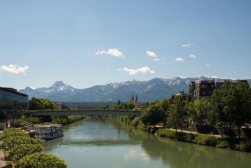 Brug over de Drau (Drava), een zijrivier van de Donau, met Oostenrijkse bergen aan de horizon.