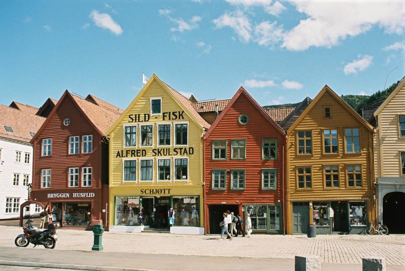 Houten huizen, in het bruin, geel of bruinrood geschilderd. 