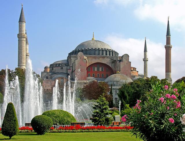 De Hagia Sophia moskee in volle glorie, tussen bloemen en planten.