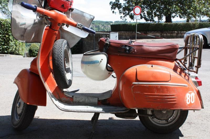 Een vermiljoenrode Vespa, de meest typische bromfiets van Italië.