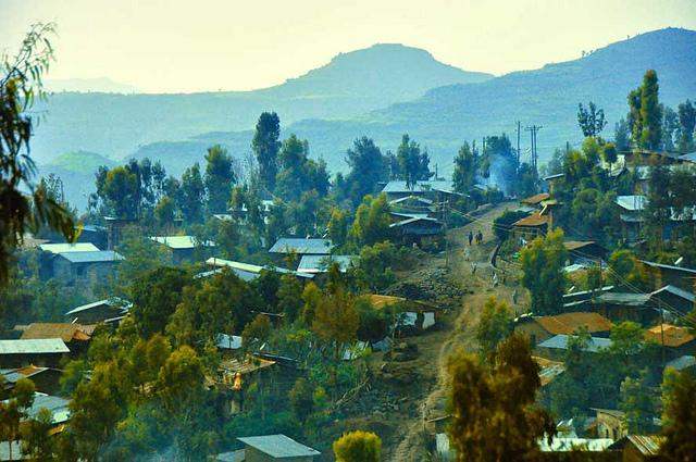 De stad Lalibela ontwaakt, met op de achtergrond het gebergte.