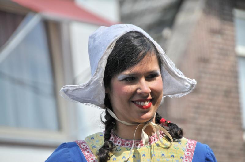 Jonge vrouw in de traditionele klederdracht van Zoetermeer.