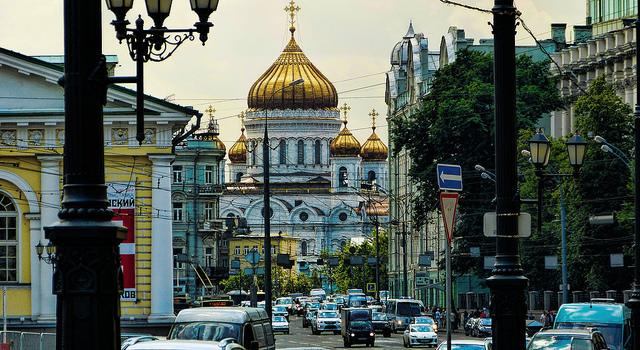 Een drukke straat in Moskou, met de kathedraal dominant in beeld.