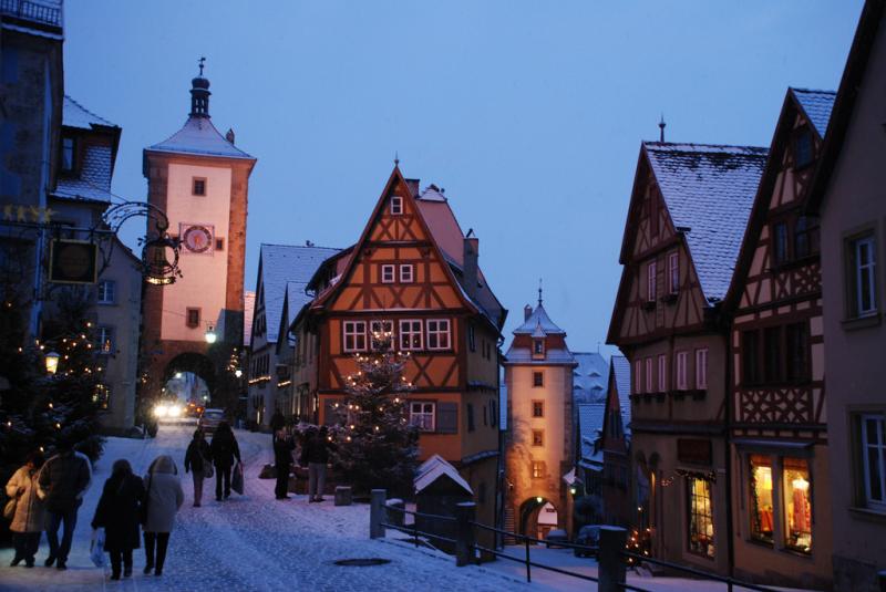 Rothenburg ob der Tauber (c) traveljunction.com by creative commons Typisch Duits stadje in wintersfeer, met vakwerkhuizen en besneeuwde straten.