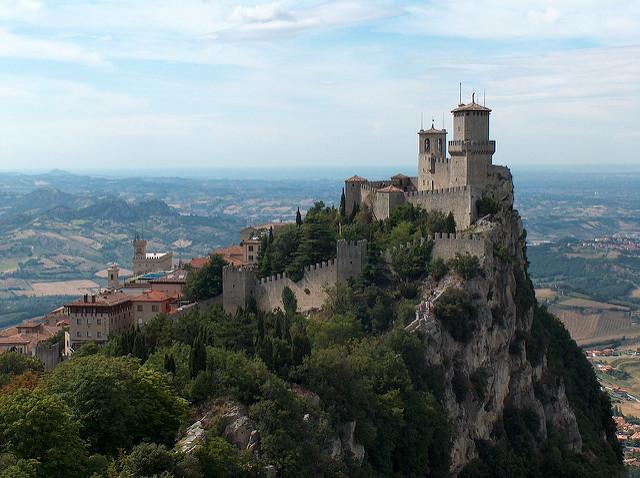 Het oude fort van San Marino torent hoog boven het landschap uit.