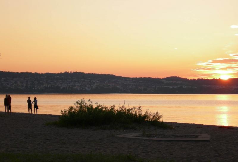 Zonsondergang aan het Vättern-meer, het tweede grootste meer van Zweden.