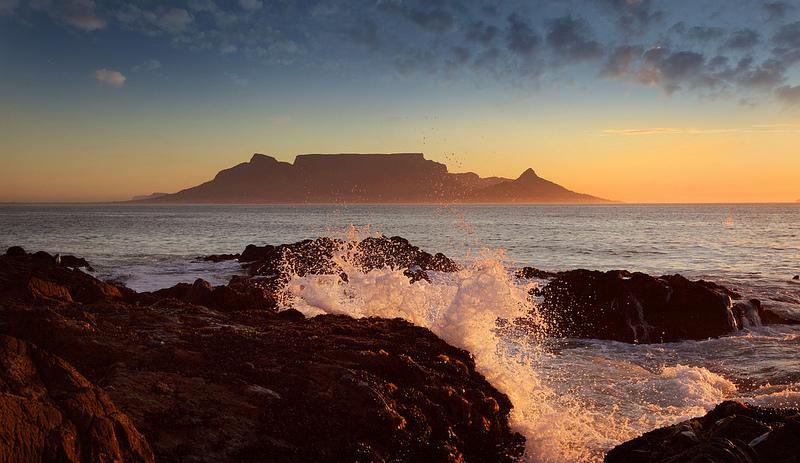 Zonsondergang boven Kaapstad, met de Tafelberg aan de horizon.