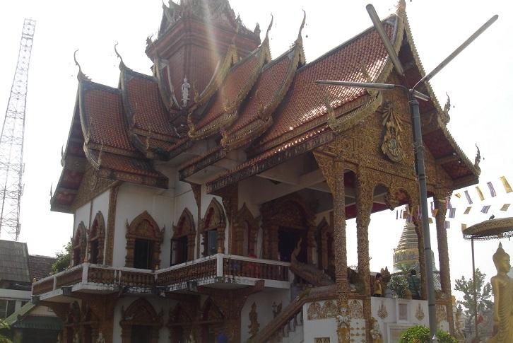 Thaise tempel met grillige daken en boeddhabeelden