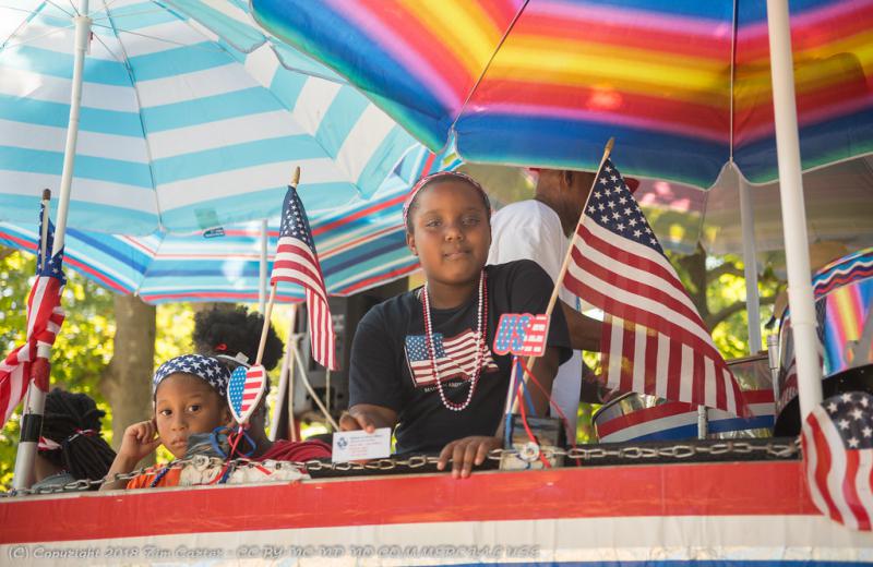 Twee Afro-Amerikaanse kinderen tijdens een 4 juli-viering.