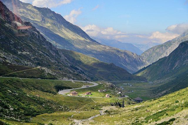 Bergen, alpenweiden, een paar huisjes tussen al die natuurlijke overmacht.