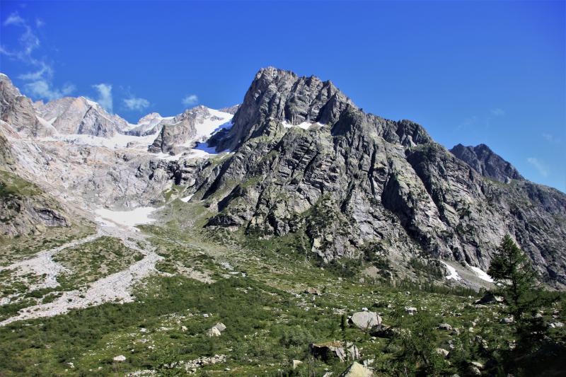 De Alpen tijdens de zomer, met groene valleien.