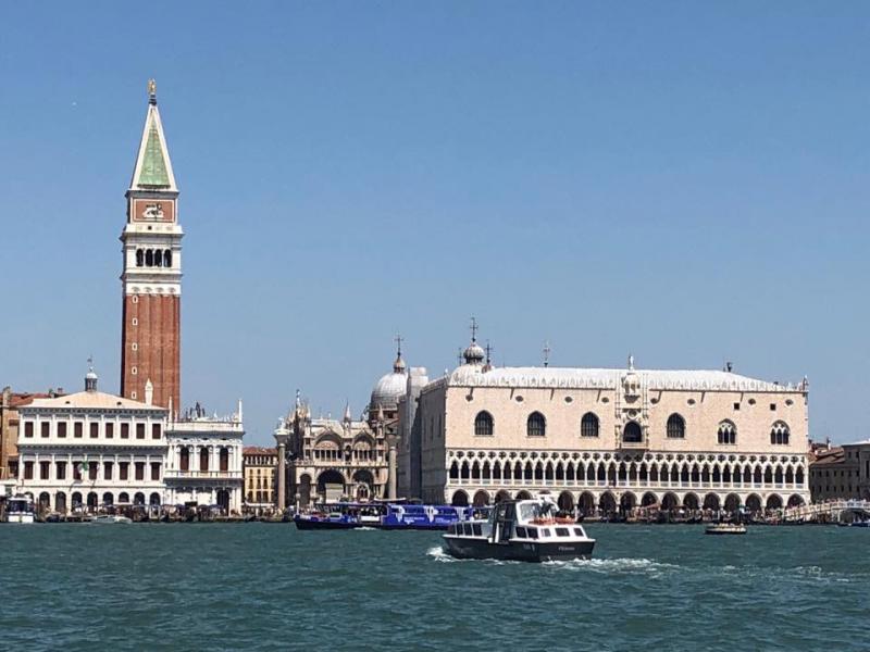 Venetië: Het San Marcoplein met basiliek en Dogepaleis vanop het water. 