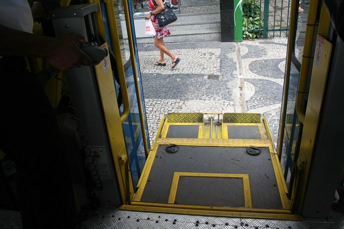 Plateaulift uitgeschoven (gezien van in de bus).