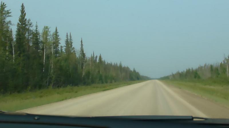 Eindeloze weg in de North West Territories.