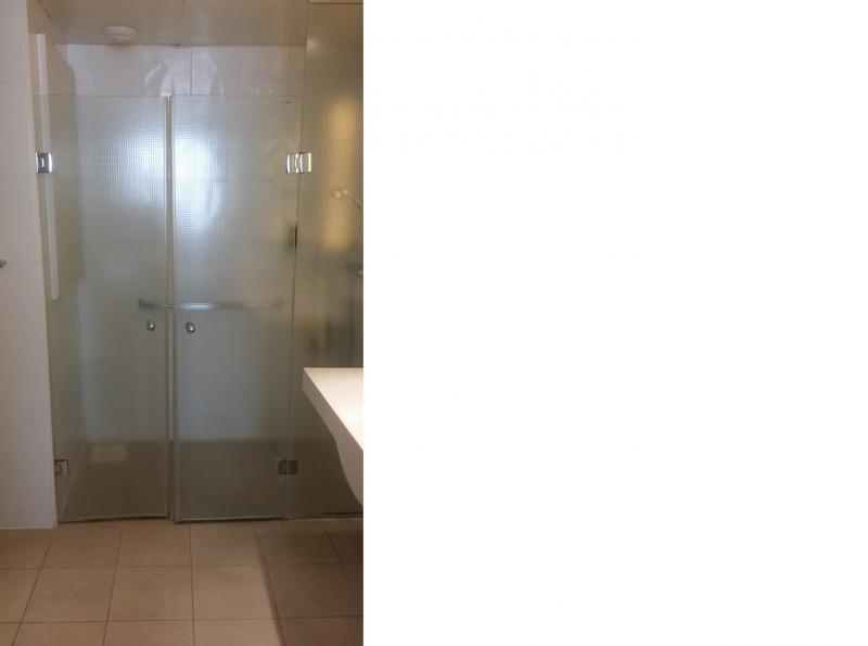 Drempelloze douchekabine met dubbele glazen deur.