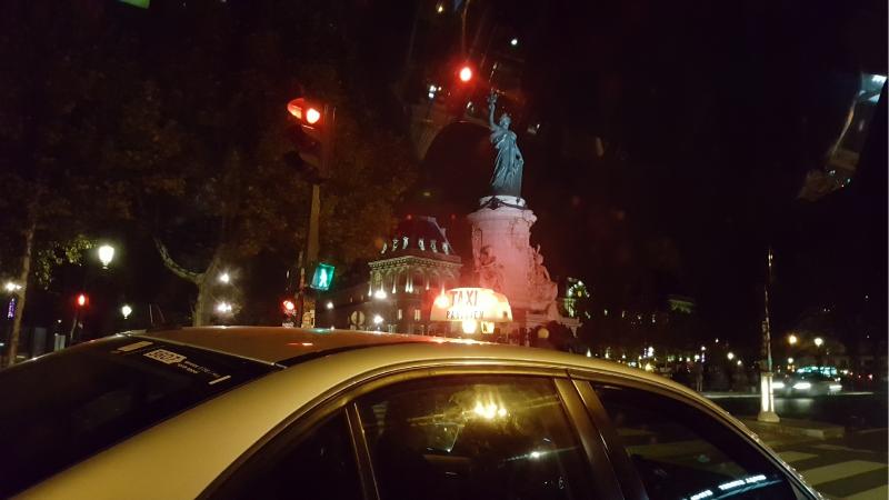 Nachtelijk Parijs, gefotografeerd vanuit de taxi