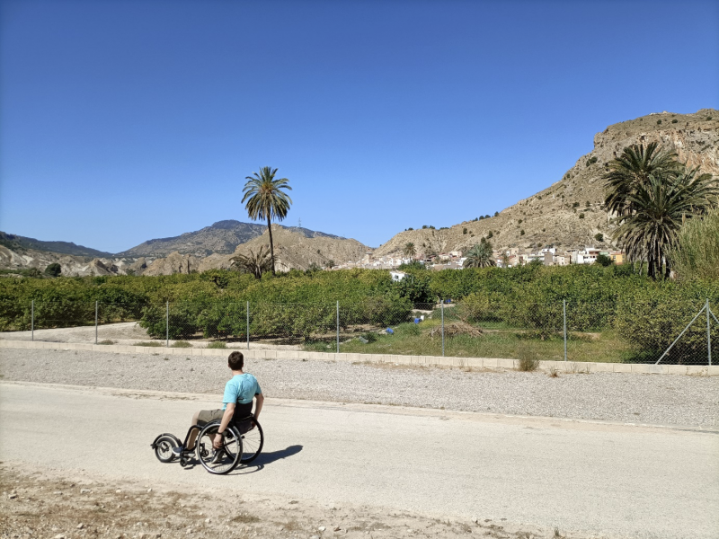 Thomas rolt met zijn "vijfde wiel" langs de Zuid-Spaanse heuvels.