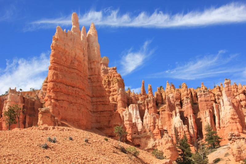 Grillige oranje rotsen van Bryce Canyon onder een blauwe hemel.