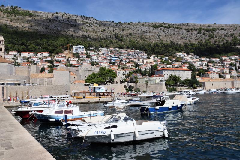 De Oude Haven van Dubrovnic wordt omzoomd door huizen die tegen de bergflanken opgebouwd zijn.