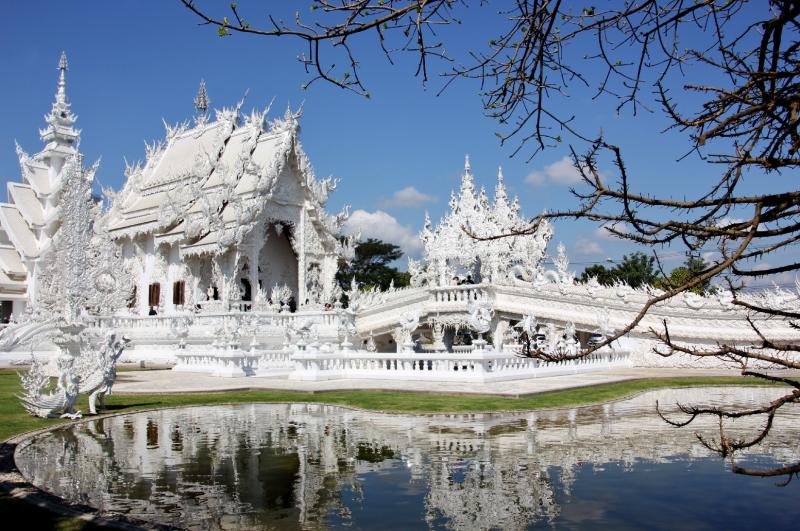 De witte tempel schittert als sneeuw tegen de blauwe lucht.